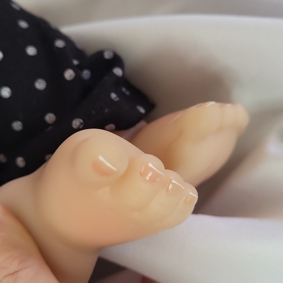 Realistic Toddler Baby Doll Vinyl Limbs Cloth Body 18" Like New Adult owned - Picture 8 of 14